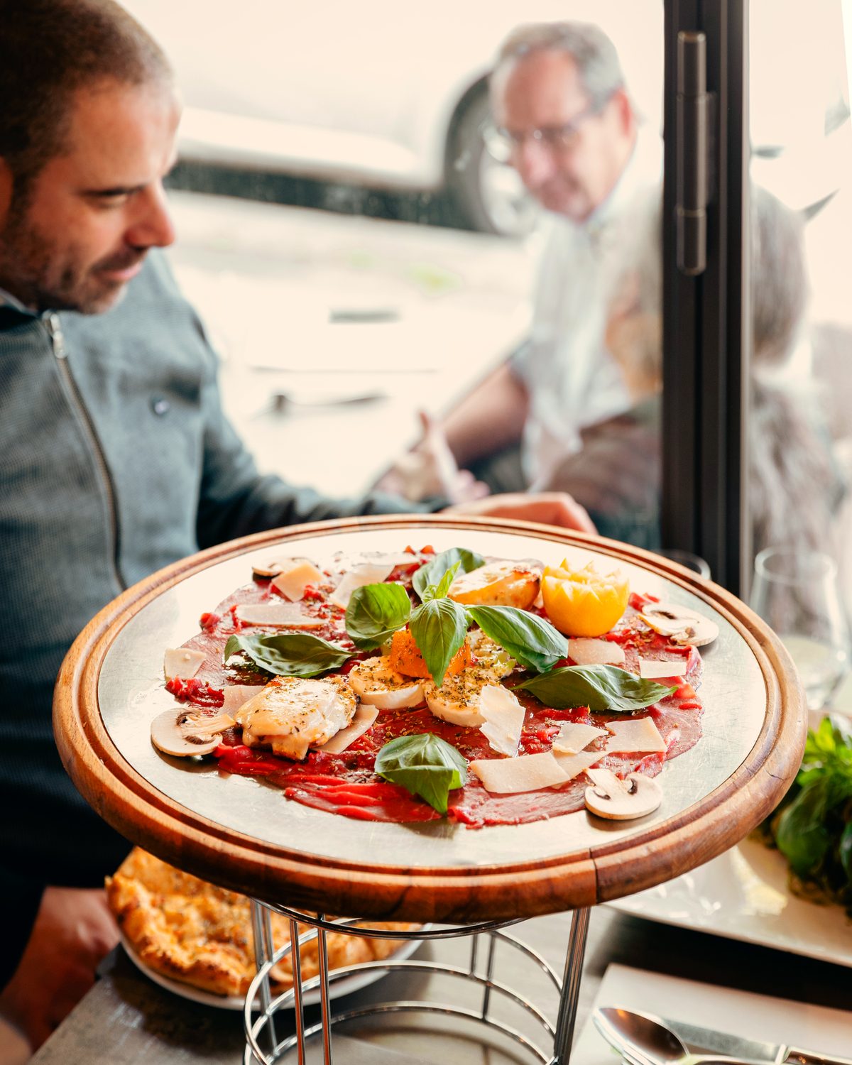 Planche d’antipasti à partager, charcuterie et légumes.