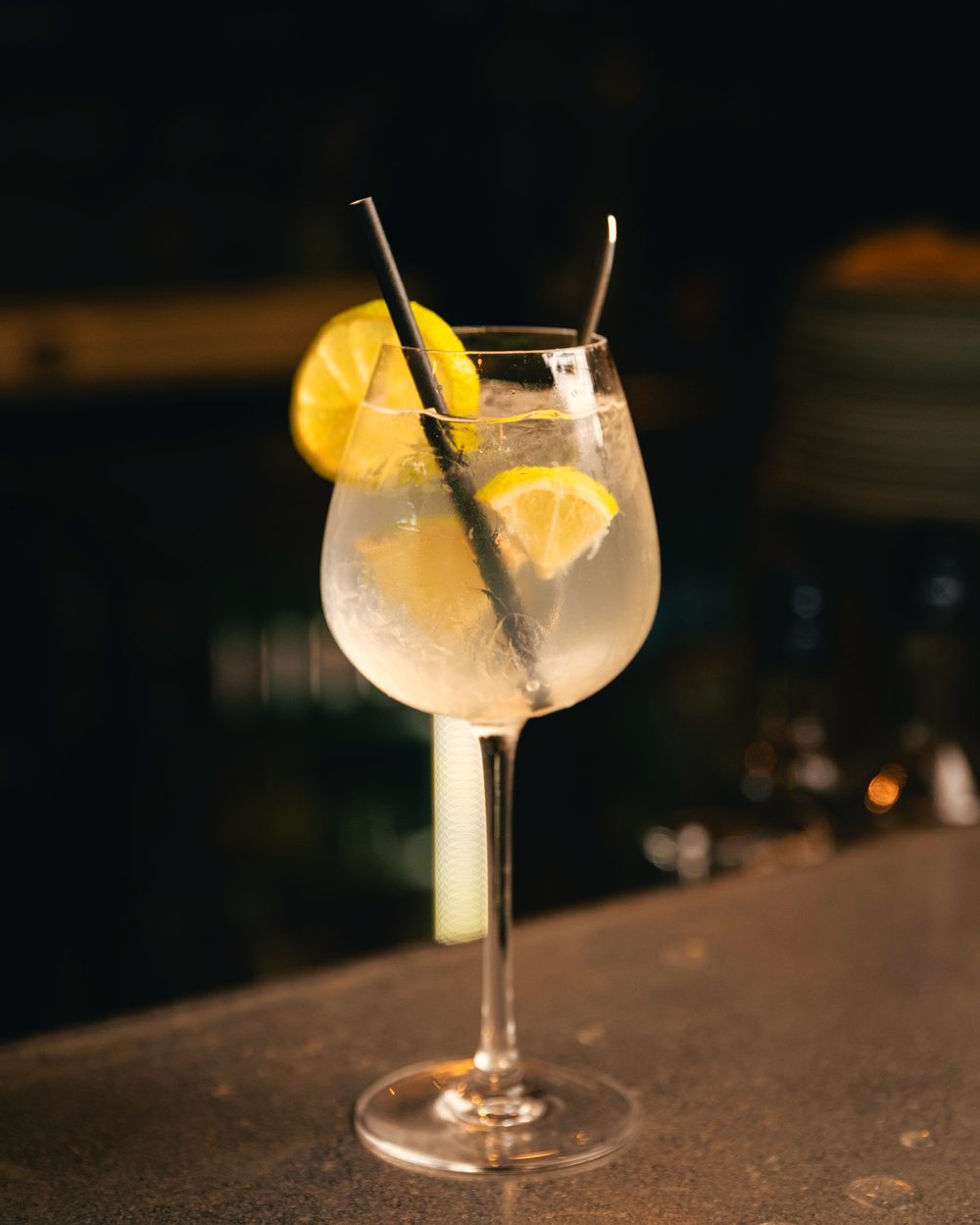 Cocktail au citron avec glace pilée, sur le comptoir en zinc.