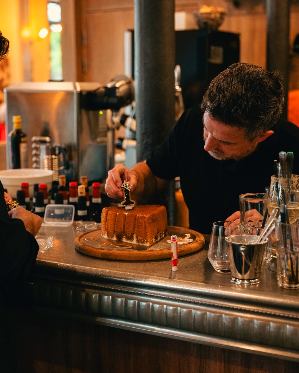Préparation d’un dessert derrière le comptoir du bar.