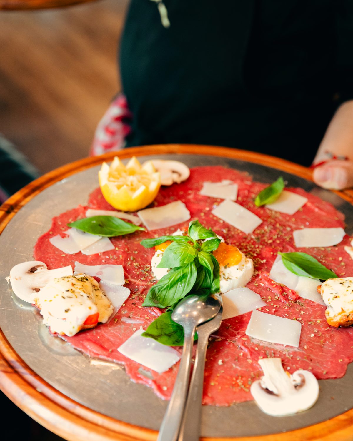Carpaccio de bœuf, copeaux de parmesan et basilic.